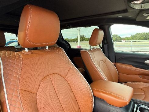 Used 2025 Chrysler Pacifica Pinnacle FWD image 29