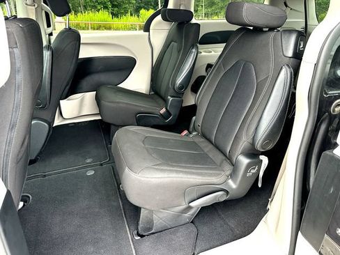 Used 2022 Chrysler Voyager LX FWD image 18