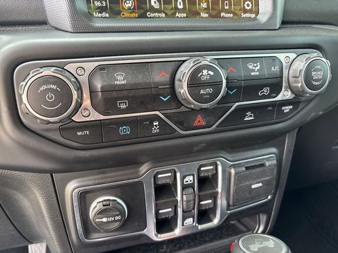 Used 2022 Jeep Wrangler 4WD Unlimited Sahara 4xe image 27