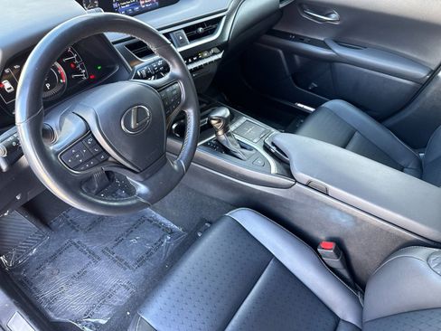 Used 2019 Lexus UX 200 w/ Accessory Package image 9