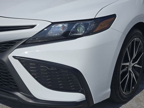 Used 2022 Toyota Camry SE image 11