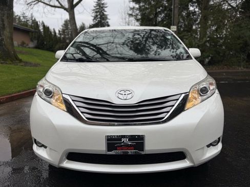 Used 2016 Toyota Sienna XLE image 2