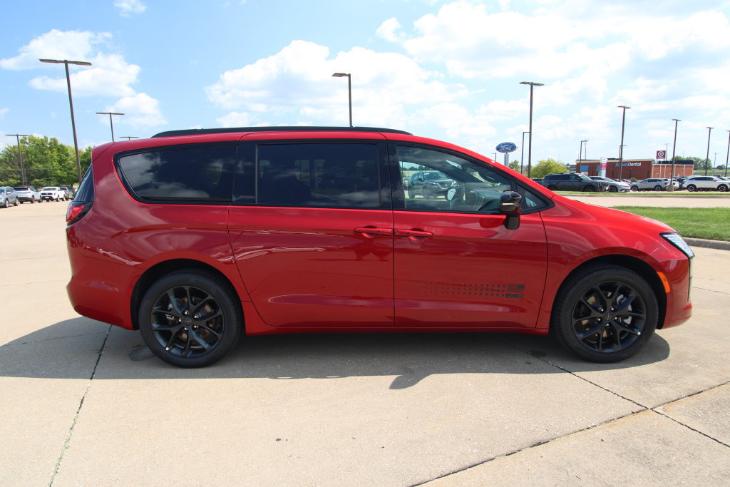 New 2027 Chrysler Pacifica Select AWD/4WD image 4