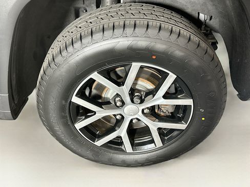 Used 2023 Jeep Grand Cherokee L Limited AWD/4WD image 11