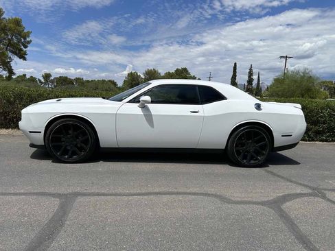 Used 2015 Dodge Challenger SXT w/ Driver Convenience Group RWD image 3
