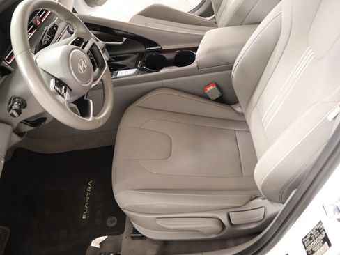 Certified 2025 Hyundai Elantra SEL FWD image 11