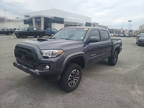 Used 2020 Toyota Tacoma TRD Sport w/ Technology Package image 3