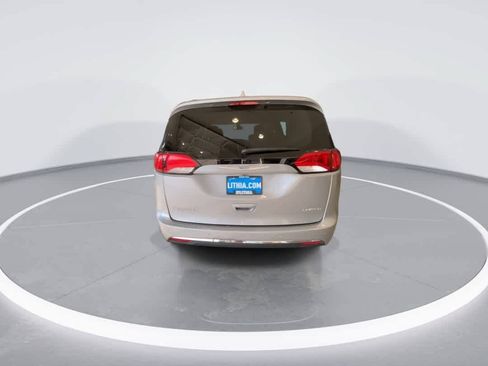 Used 2018 Chrysler Pacifica Limited FWD image 7