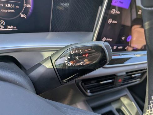 Certified 2025 Volkswagen Tiguan SE FWD image 28