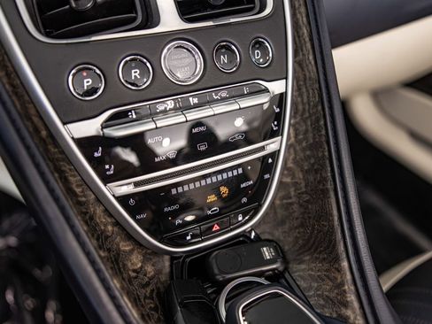 Used 2019 Aston Martin DB11 Volante RWD image 28