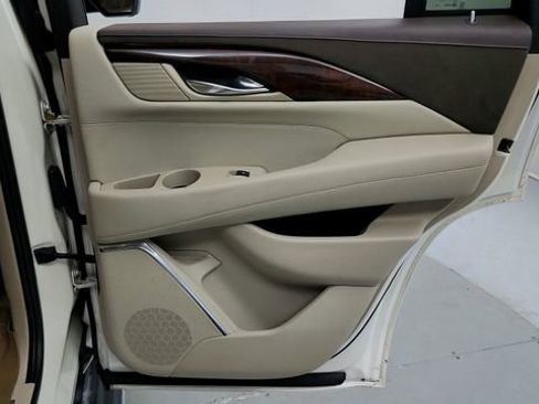 Used 2015 Cadillac Escalade Luxury image 22