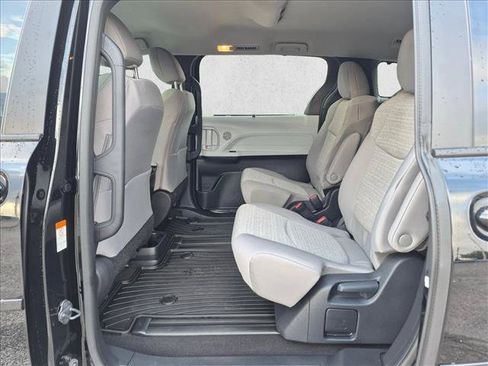 Used 2026 Toyota Sienna LE FWD image 19