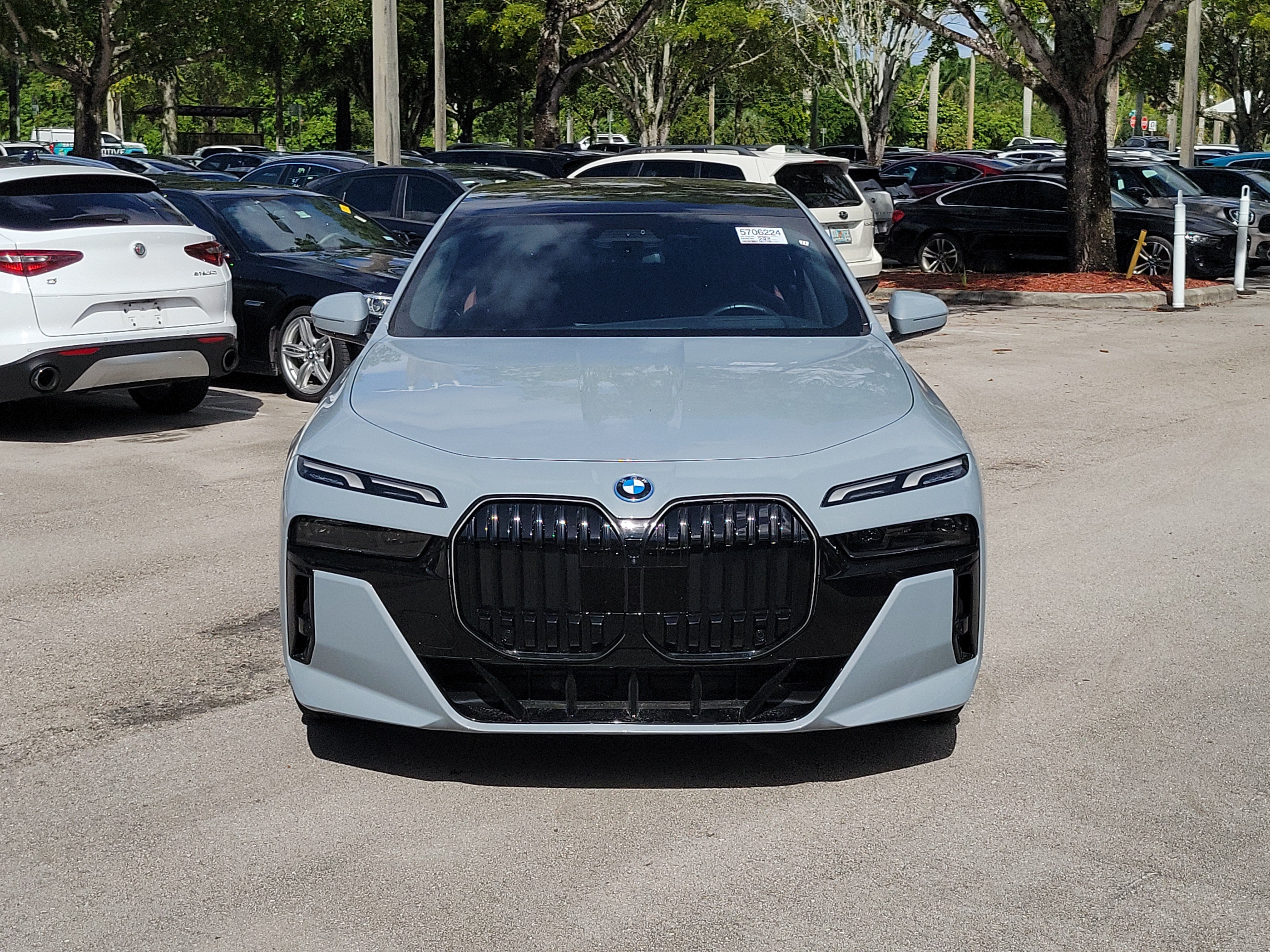 Used 2025 BMW i7 xDrive60 AWD/4WD image 5