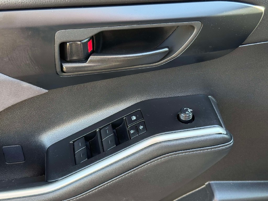 Used 2025 Toyota Highlander LE FWD image 17