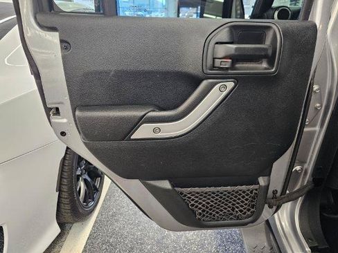 Used 2017 Jeep Wrangler Unlimited Sahara AWD/4WD image 26