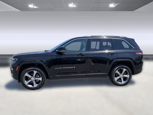 Used 2025 Jeep Grand Cherokee Limited AWD/4WD image 2