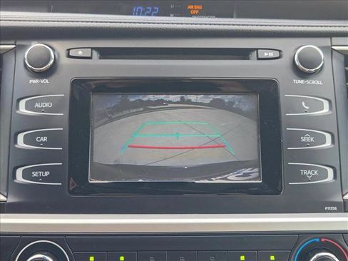 Used 2017 Toyota Highlander LE FWD image 13