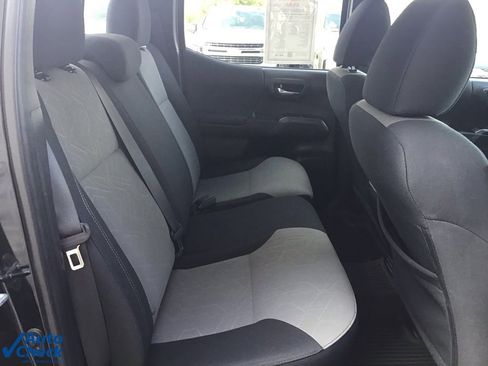 Used 2022 Toyota Tacoma TRD Off-Road image 14