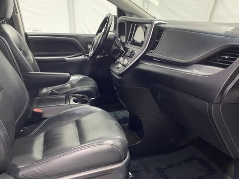 Used 2015 Toyota Sienna SE image 18