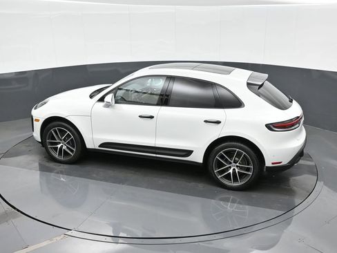 Certified 2025 Porsche Macan AWD/4WD image 27