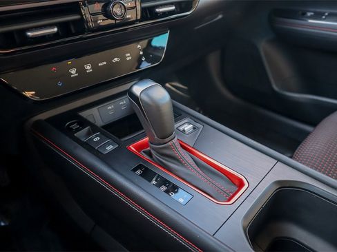 Used 2025 Nissan Kicks SR image 17