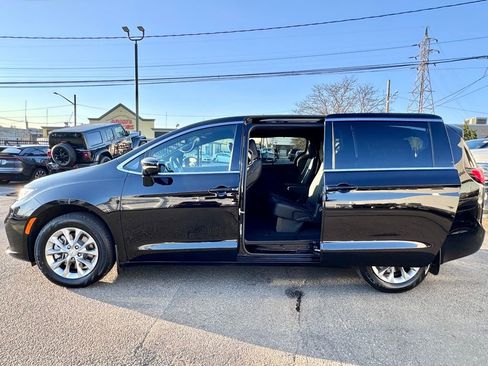 New 2026 Chrysler Pacifica Select image 5