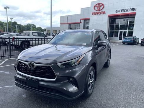 Certified 2024 Toyota Highlander XLE AWD/4WD image 1