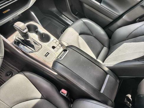 Used 2024 Toyota Highlander Platinum FWD image 20