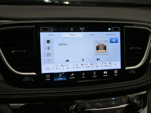 Used 2025 Chrysler Pacifica Limited image 14