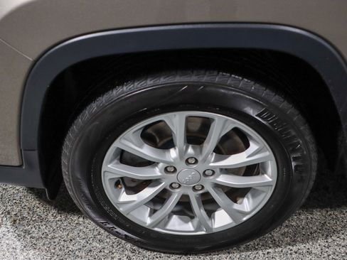 Used 2019 Jeep Cherokee Latitude w/ Popular Appearance Group image 11