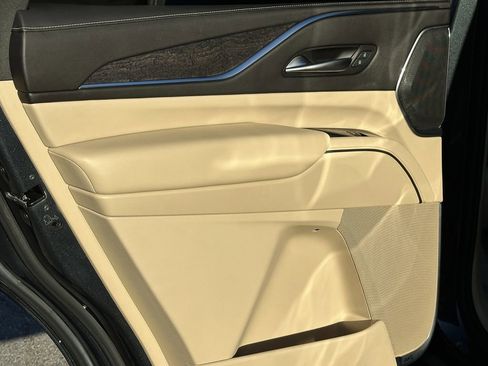 Used 2022 Cadillac Escalade Premium Luxury image 27