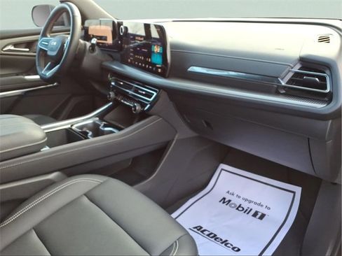 Used 2025 Chevrolet Traverse LT w/ Driver Confidence Package image 24