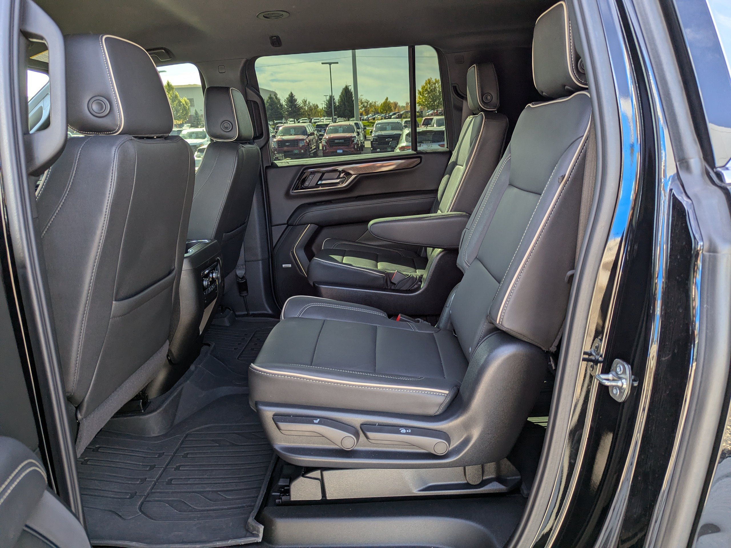 Used 2025 GMC Yukon XL Elevation AWD/4WD image 32