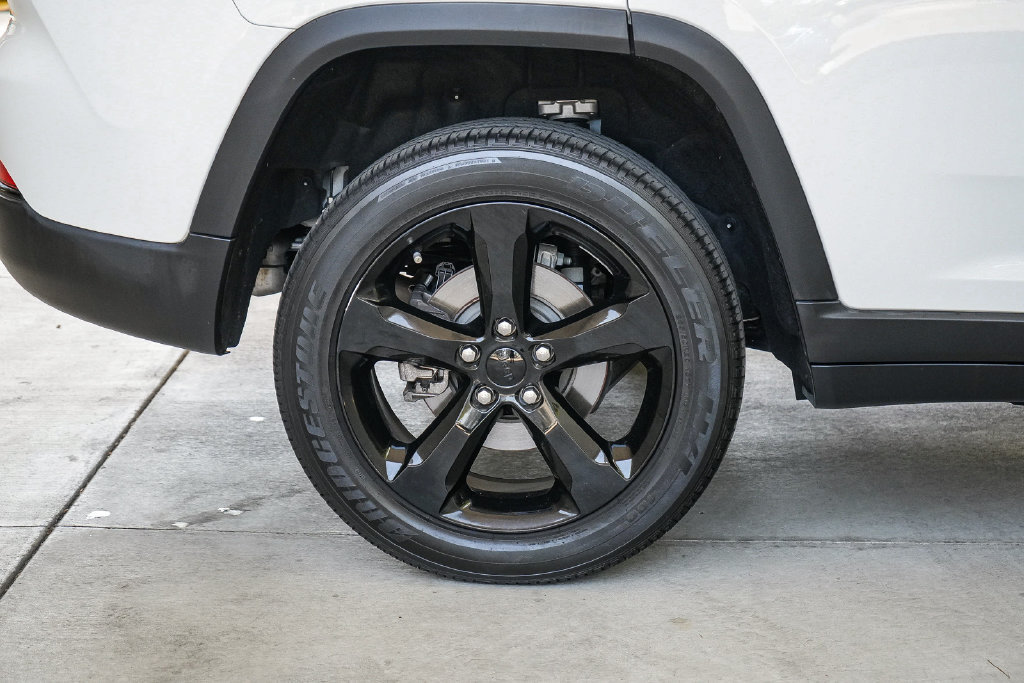 Used 2023 Jeep Grand Cherokee Altitude AWD/4WD image 12