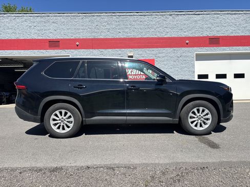Used 2025 Toyota Grand Highlander AWD image 2