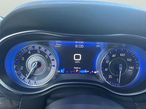 Used 2019 Chrysler 300 Limited RWD image 16