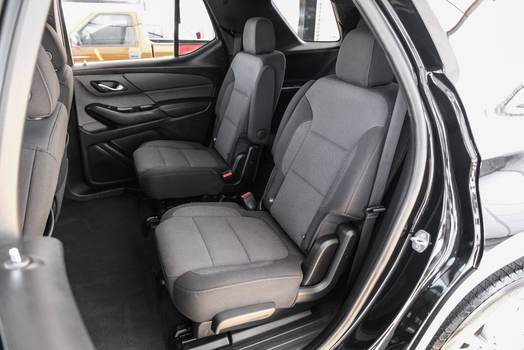 Used 2022 Chevrolet Traverse LT FWD image 41