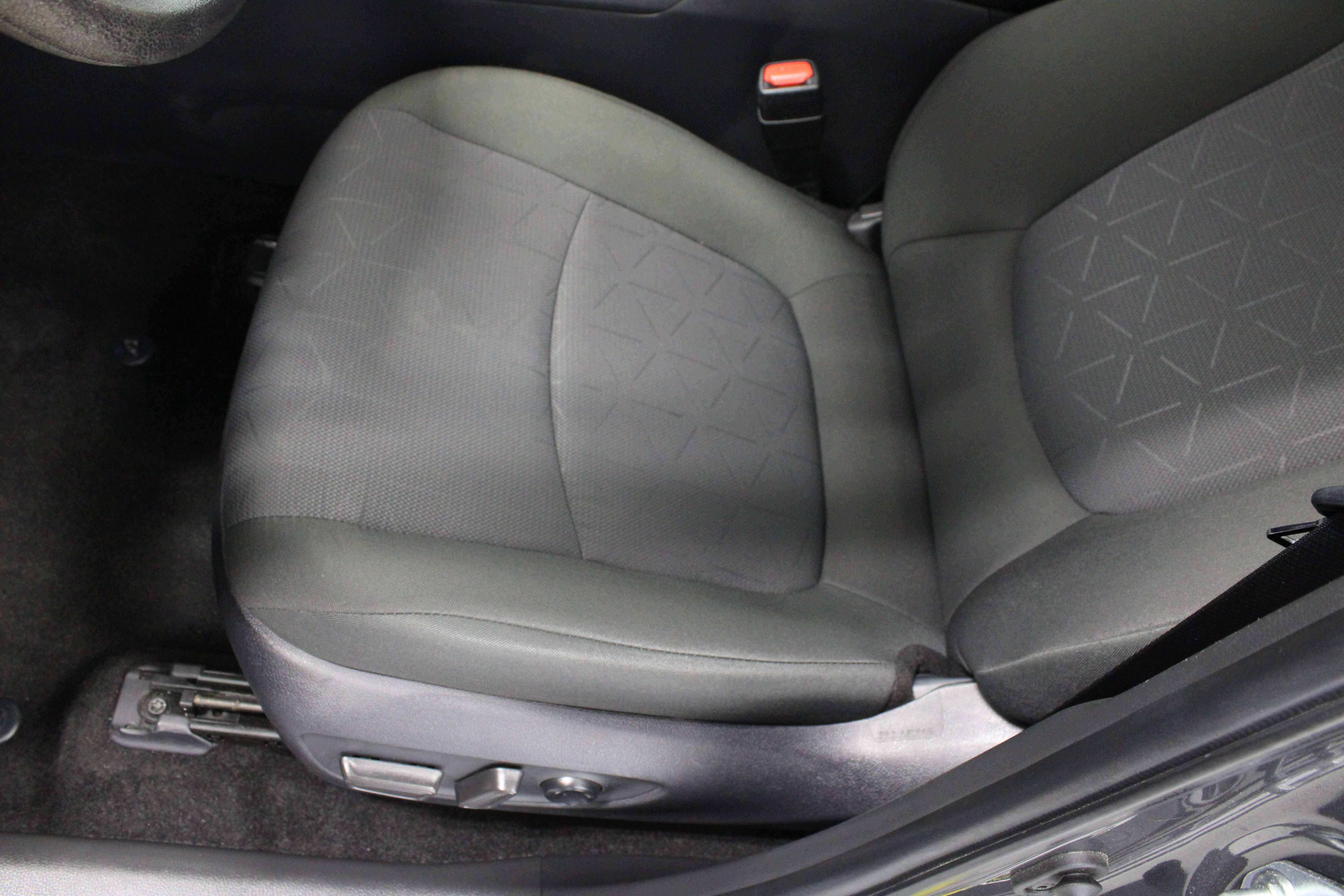 Used 2025 Toyota RAV4 XLE FWD image 15