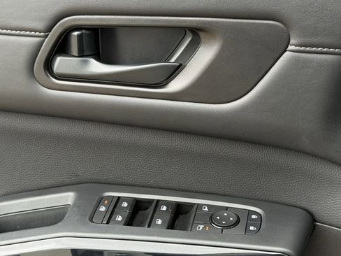 Used 2025 Nissan Pathfinder SV image 20