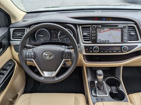 Used 2017 Toyota Highlander XLE AWD/4WD image 18