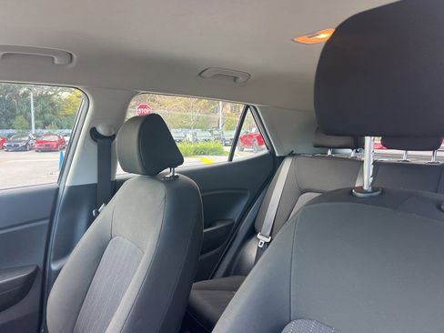 Used 2023 Hyundai Venue SE image 17