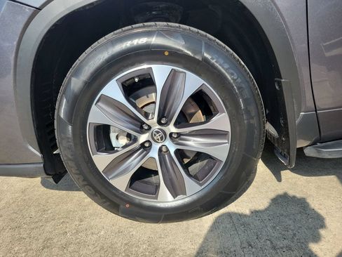 Certified 2021 Toyota Highlander XLE FWD image 27