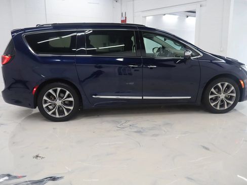Used 2019 Chrysler Pacifica Limited w/ Tire & Wheel Group FWD image 10