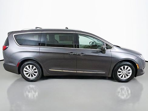 Used 2019 Chrysler Pacifica Touring-L FWD image 15
