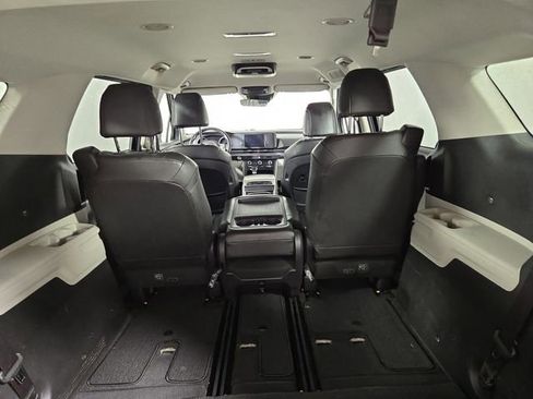 Used 2022 Kia Carnival LX image 32