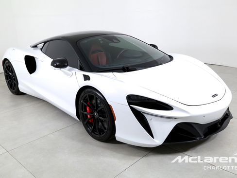 Used 2024 McLaren Artura image 3