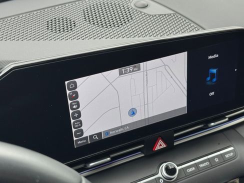 Used 2025 Hyundai Elantra Limited image 20