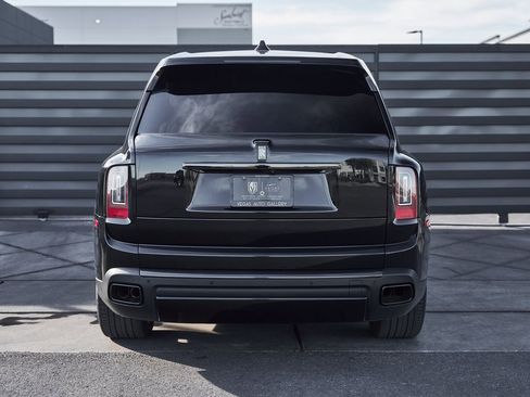 Used 2022 Rolls-Royce Cullinan Black Badge w/ Dark Exterior Package image 18
