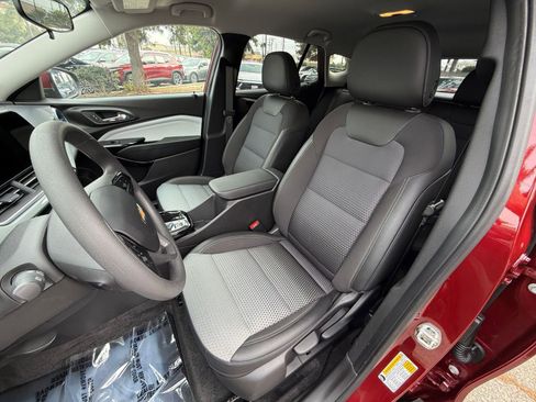 Used 2025 Chevrolet Trax LT image 33