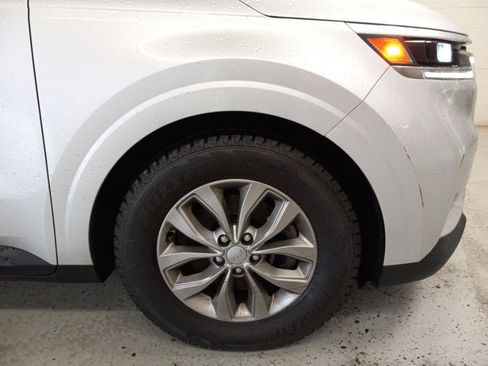 Used 2023 Kia Carnival LX image 3